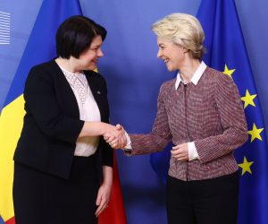 epa10450850 Moldova's Prime Minister Natalia Gavrilita (L) is welcomed by European Commission President Ursula von der Leyen ahead of a meeting at the European Commission in Brussels, Belgium, 06 February 2023.  EPA/STEPHANIE LECOCQ