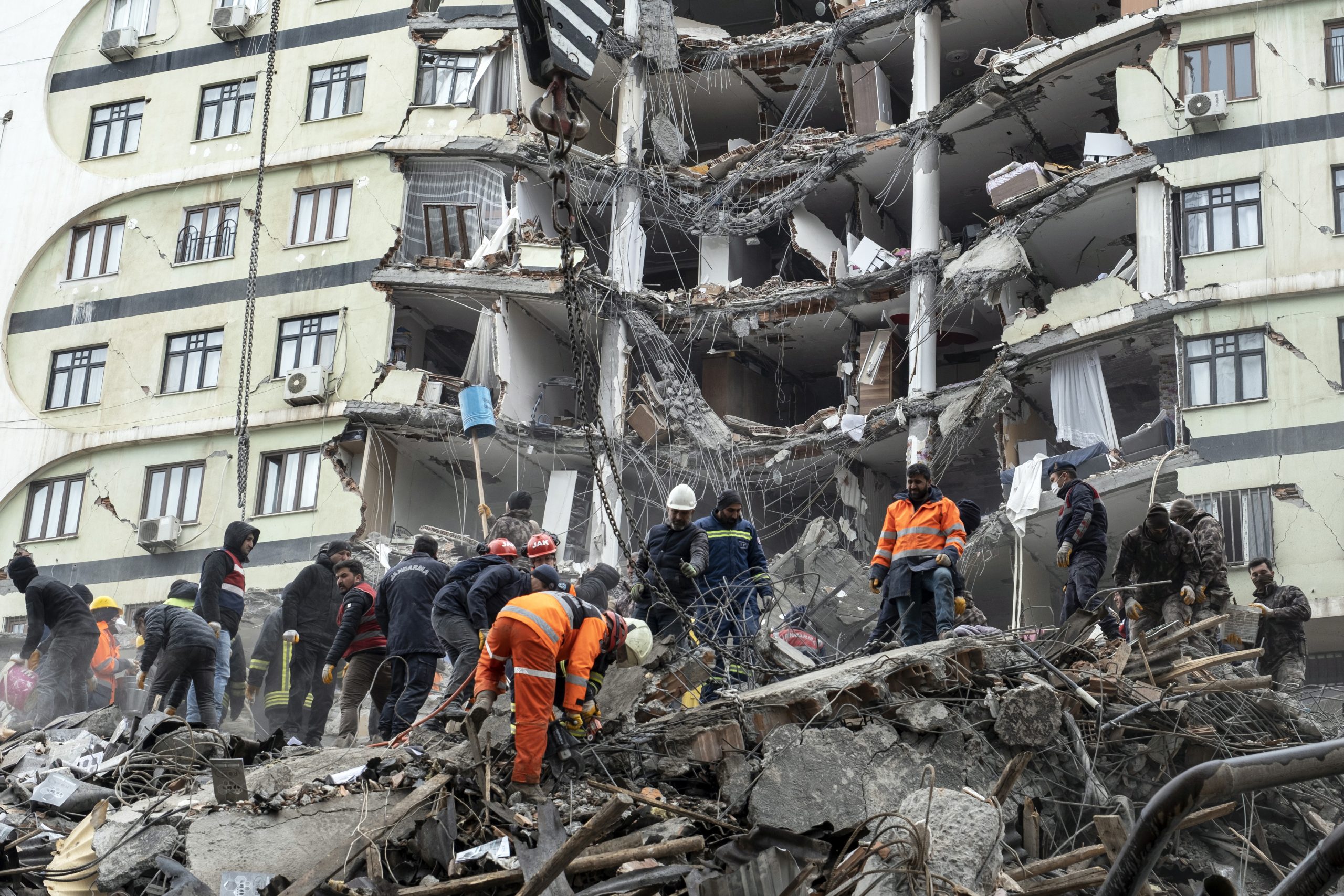 epa10451242  Emergency personnel search for victims at the site of a collapsed building after an earthquake in Diyarbakir, southeast of Turkey, 06 February 2023. According to the US Geological Service, an earthquake with a preliminary magnitude of 7.8 struck southern Turkey close to the Syrian border. The earthquake caused buildings to collapse and sent shockwaves over northwest Syria, Cyprus, and Lebanon. Hundreds of people have died and more than seven thousand have been injured in Turkey, according to AFAD, Turkish Disaster and Emergency Management Presidency.  EPA/REFIK TEKIN