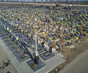 epa10455383 A general view over a part of the cemetery in in Kharkiv, Ukraine, 08 February 2023. Russian troops on 24 February 2022 entered Ukrainian territory, starting an armed conflict that has provoked destruction and a humanitarian crisis.  EPA/SERGEY KOZLOV