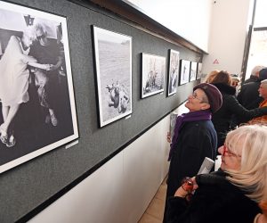 Split, 10.02.2023. - Otvorenje izložbe "Smoje bez cenzure" u Galeriji fotografije Fotokluba Split.  foto HINA/ Mario STRMOTIĆ/ ms