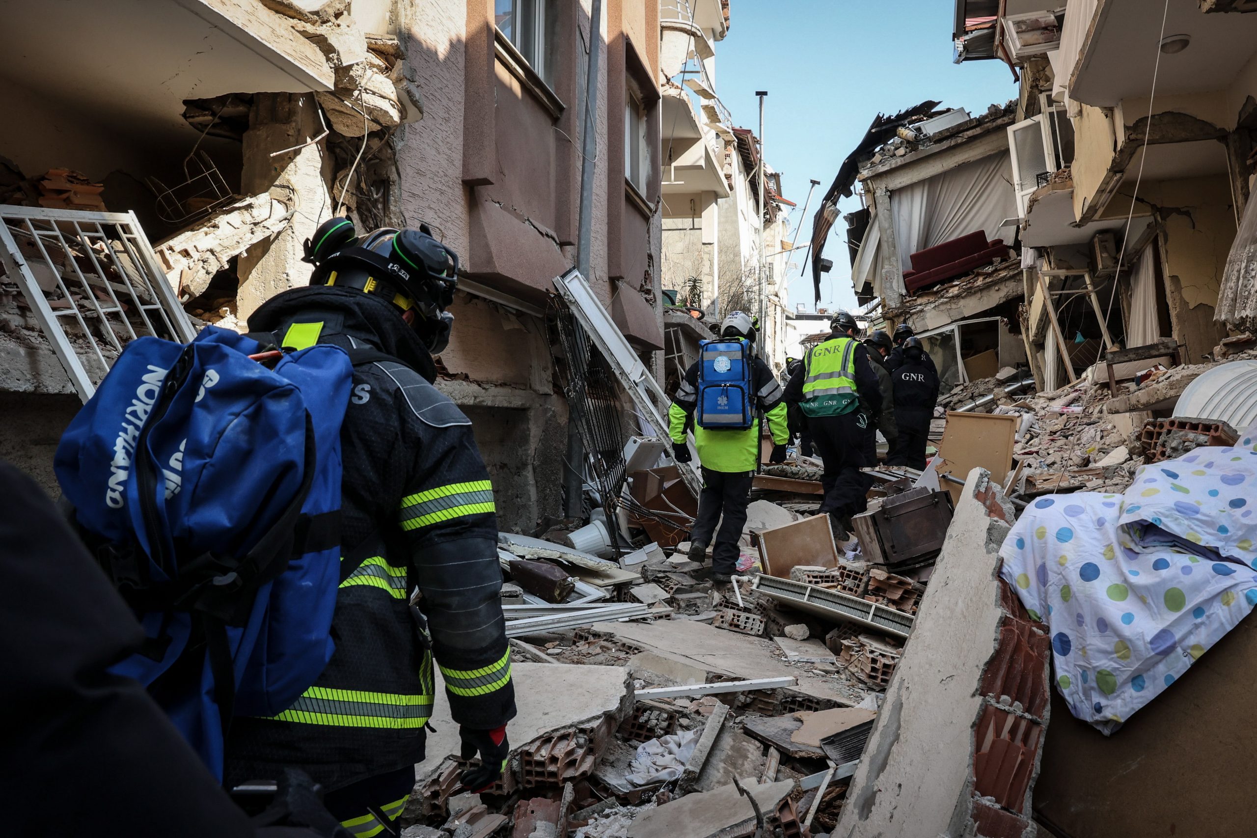 epa10460679 Portuguese rescue team members search areas of collapsed buildings in Antakya capital of Hatay Province, the southernmost province of Turkey after the powerful earthquake, 11 February 2023. A team from Portugal of 53 Civil Protection, GNR, and emergency medical personnel left 08 February, for Turkey to support search and rescue efforts after 06 February earthquake, which has already killed more than 24,000 people in Turkey and Syria.  EPA/JOAO RELVAS