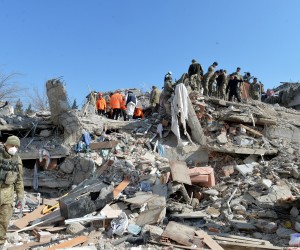 epa10460778 Turkish soldiers search for victims at a collapsed building in the aftermath of a major earthquake in Islahiye district of Gaziantep city, Turkey, 11 February 2023. More than 24,000 people have died and thousands more are injured after two major earthquakes struck southern Turkey and northern Syria on 06 February. Authorities fear the death toll will keep climbing as rescuers look for survivors across the region.  EPA/NECATI SAVAS