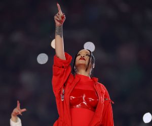epa10464333 Barbadian singer Rihanna performs during halftime of Super Bowl LVII between the AFC champion Kansas City Chiefs and the NFC champion Philadelphia Eagles at State Farm Stadium in Glendale, Arizona, 12 February 2023. The annual Super Bowl is the Championship game of the NFL between the AFC Champion and the NFC Champion and has been held every year since January of 1967.  EPA/CAROLINE BREHMAN  EPA-EFE/CAROLINE BREHMAN