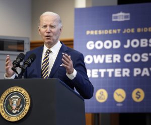 epa10468993 US President Joe Biden delivers remarks on economy at International Brotherhood of Electrical Workers (IBEW) Local 26 in Lanham, Maryland, USA, 15 February 2023.  EPA/YURI GRIPAS / POOL