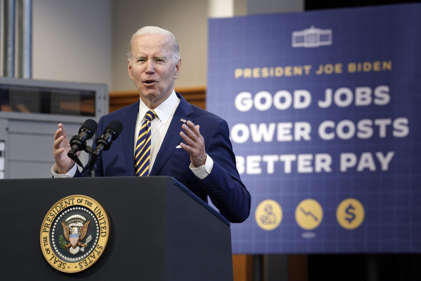 epa10468993 US President Joe Biden delivers remarks on economy at International Brotherhood of Electrical Workers (IBEW) Local 26 in Lanham, Maryland, USA, 15 February 2023.  EPA/YURI GRIPAS / POOL