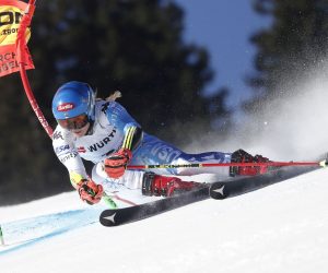epa10469761 Mikaela Shiffrin of the US cuts a gate during the 1st run in the Women's Giant Slalom event at the FIS Alpine Skiing World Championships in Meribel, France, 16 February 2023.  EPA/GUILLAUME HORCAJUELO