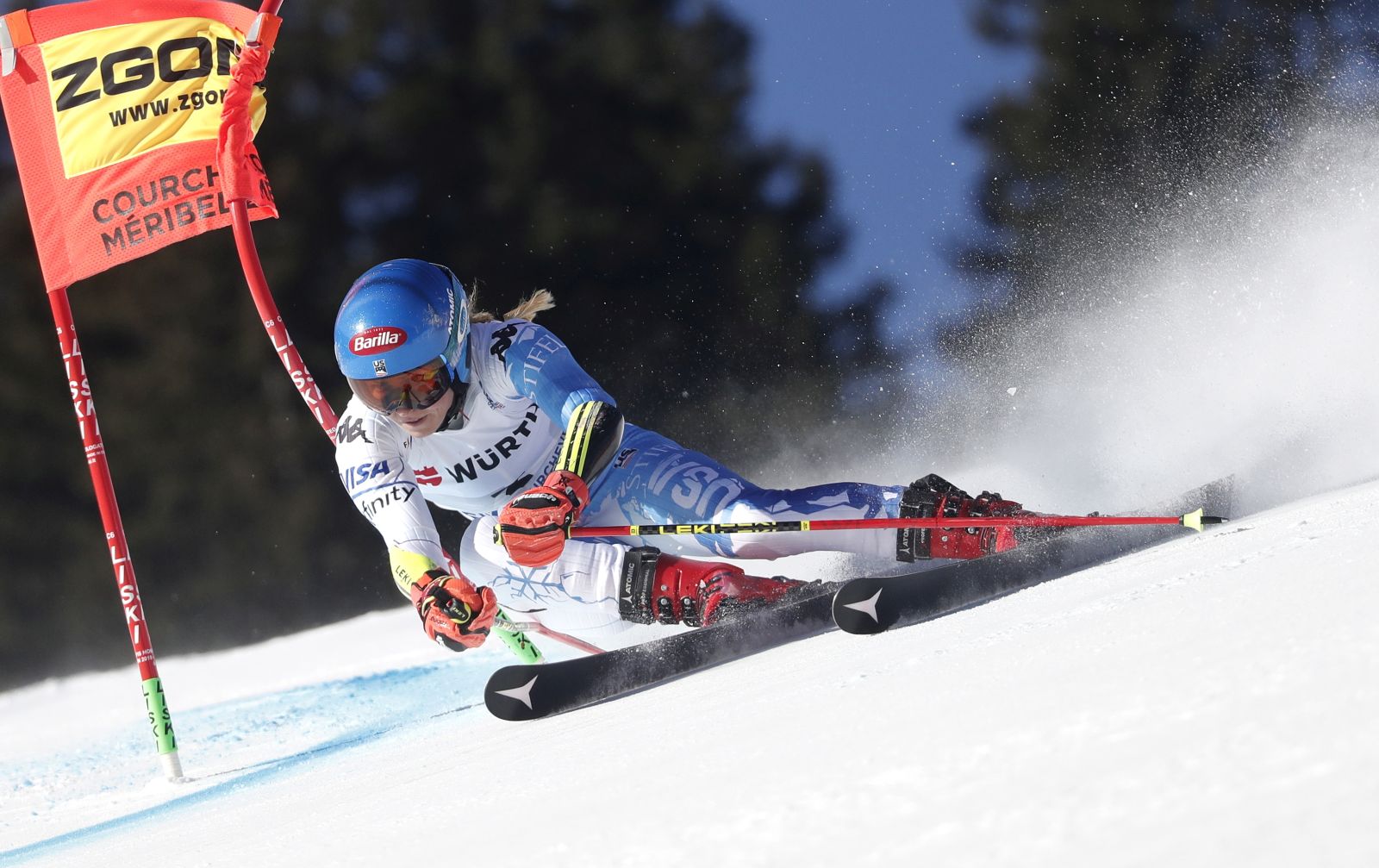 epa10469761 Mikaela Shiffrin of the US cuts a gate during the 1st run in the Women's Giant Slalom event at the FIS Alpine Skiing World Championships in Meribel, France, 16 February 2023.  EPA/GUILLAUME HORCAJUELO