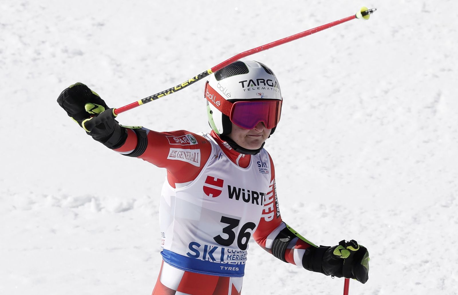 epa10470354 Zrinka Ljutic of Croatia waves in the finish area after the 2nd run in the Women's Giant Slalom event at the FIS Alpine Skiing World Championships in Meribel, France, 16 February 2023.  EPA/GUILLAUME HORCAJUELO