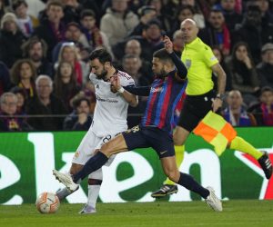 epa10471095 FC Barcelona's defender Jordi Alba (R) in action against Manchester United's midfielder Bruno Fernandes (L) during the Europa League playoff, first leg soccer match between FC Barcelona and Manchester United, in Barcelona, Spain, 16 February 2023.  EPA/Alejandro Garcia