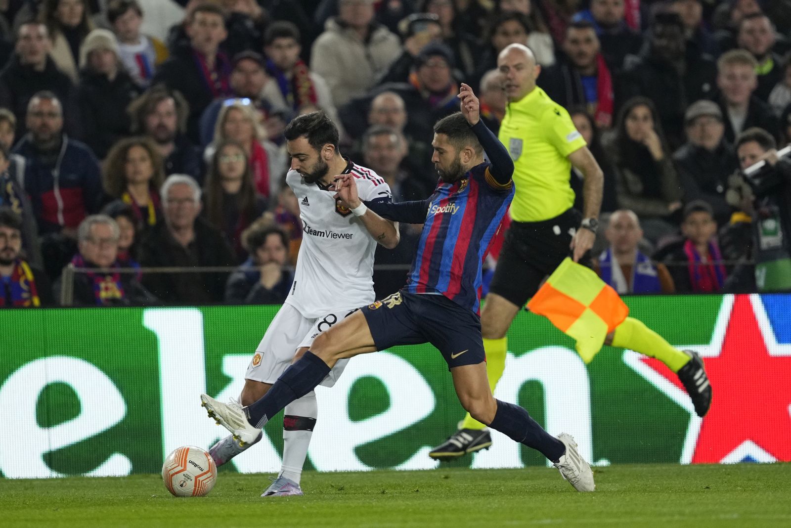 epa10471095 FC Barcelona's defender Jordi Alba (R) in action against Manchester United's midfielder Bruno Fernandes (L) during the Europa League playoff, first leg soccer match between FC Barcelona and Manchester United, in Barcelona, Spain, 16 February 2023.  EPA/Alejandro Garcia