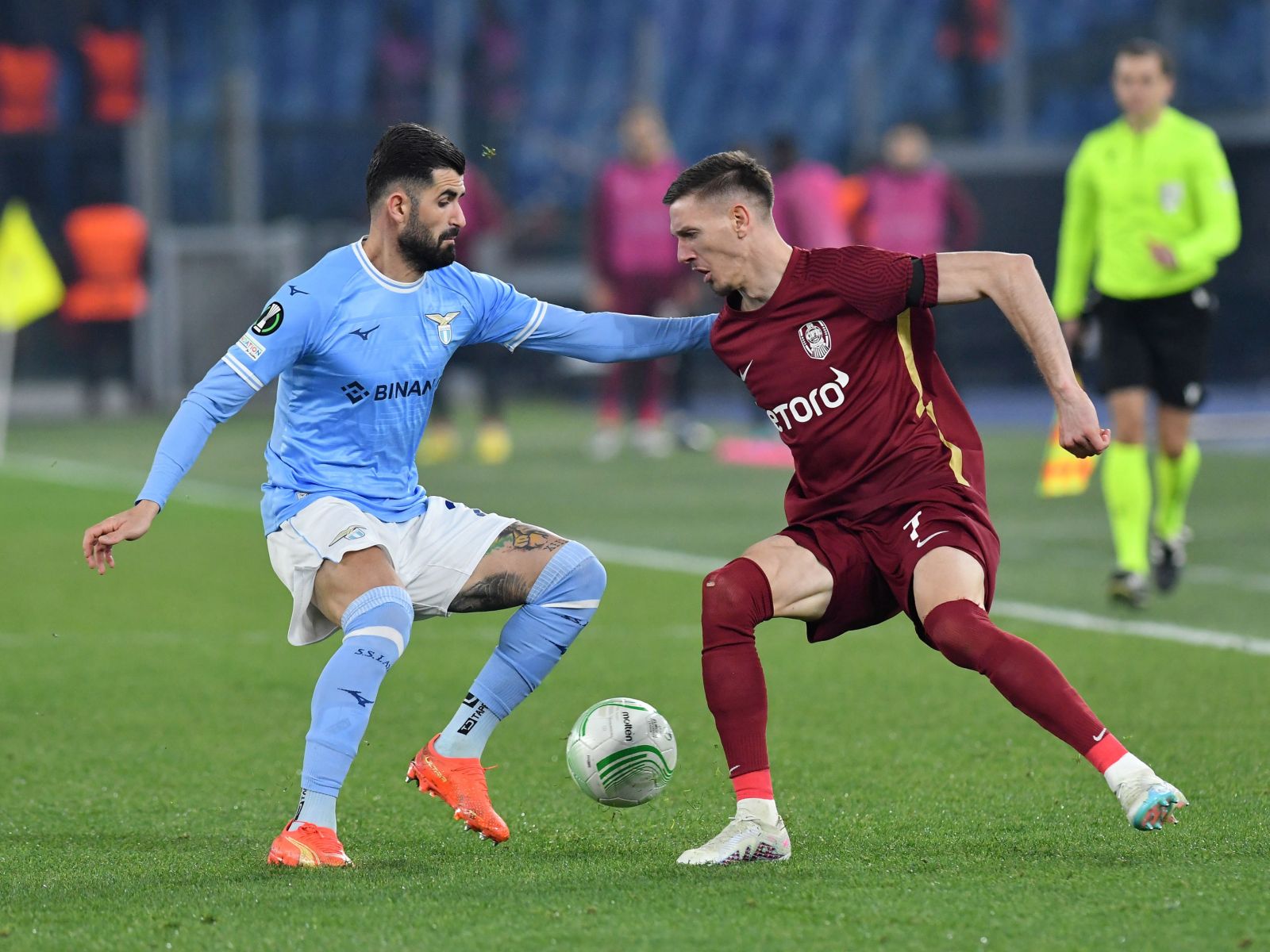 epa10471831 Elseid Hysaj (L) of SS Lazio and Ermal Krasniqi of CFR Cluji in action during the UEFA Europa Conference League play-offs soccer match SS Lazio vs CFR Cluji, at Olimpic stadium, Rome, Italy, 16 February 2023.  EPA/MASSIMO INSABATO