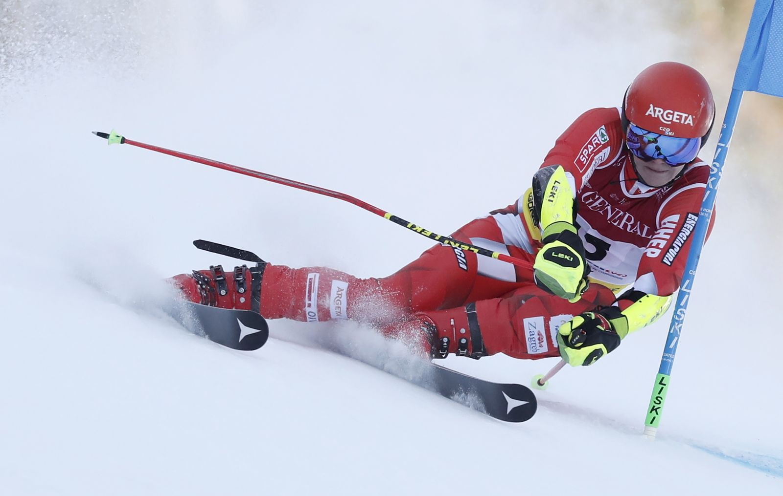 epa10472228 Filip Zubcic of Croatia cuts a gate during the 1st run in the Men's Giant Slalom event at the FIS Alpine Skiing World Championships in Courchevel, France, 17 February 2023.  EPA/GUILLAUME HORCAJUELO