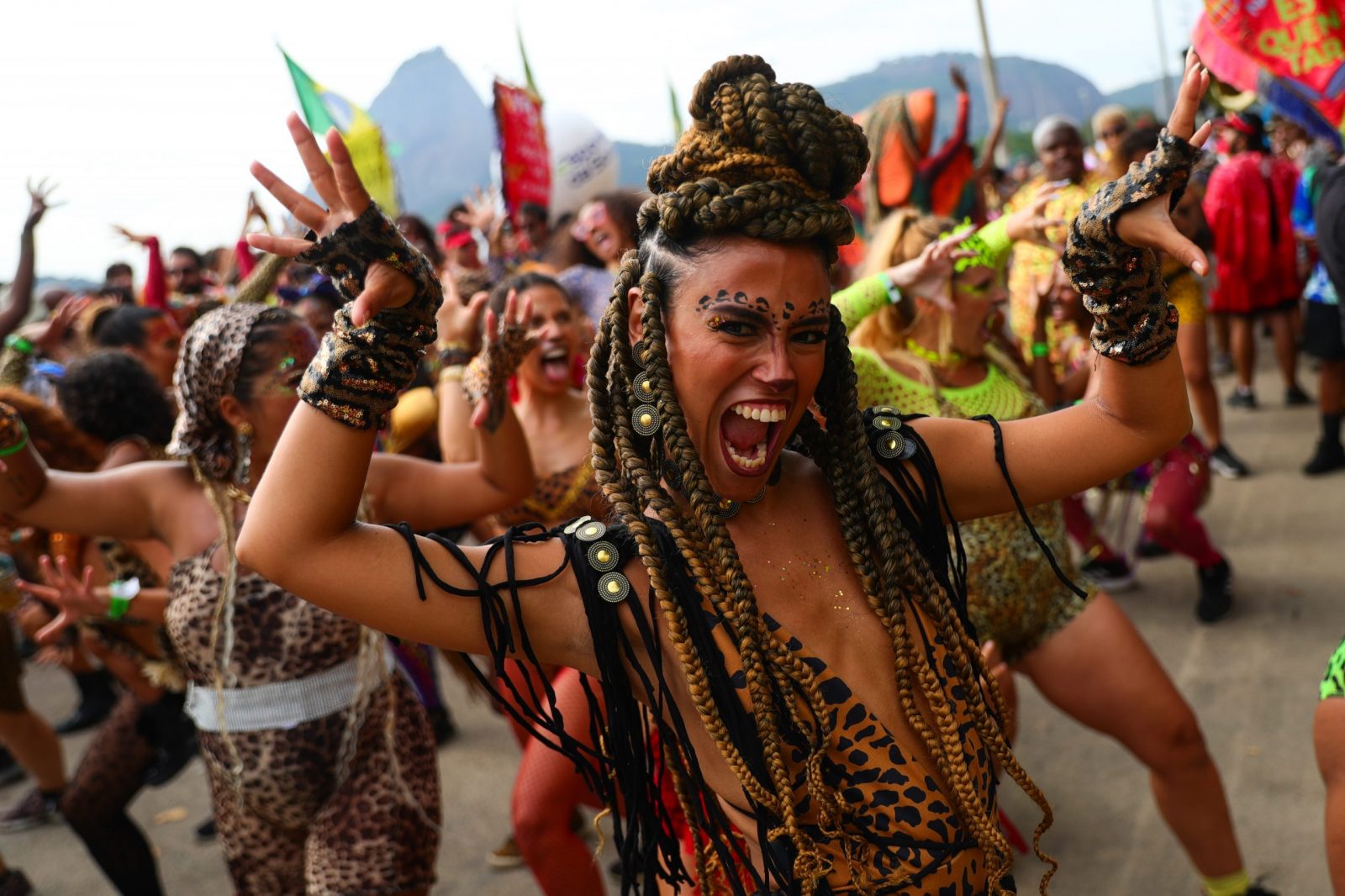 epa10475277 Members of the street troupe Amigos da Onca participate in a carnival parade at Flamengo beach in Rio de Janeiro, Brazil, 18 February 2023. Some 46 million people are expected to take part in Brazil's carnival celebration throughout the country, including thousands of foreign tourists, as well as generate income of some 1,558 million US dollars in the next five days.  EPA/ANDRE COELHO