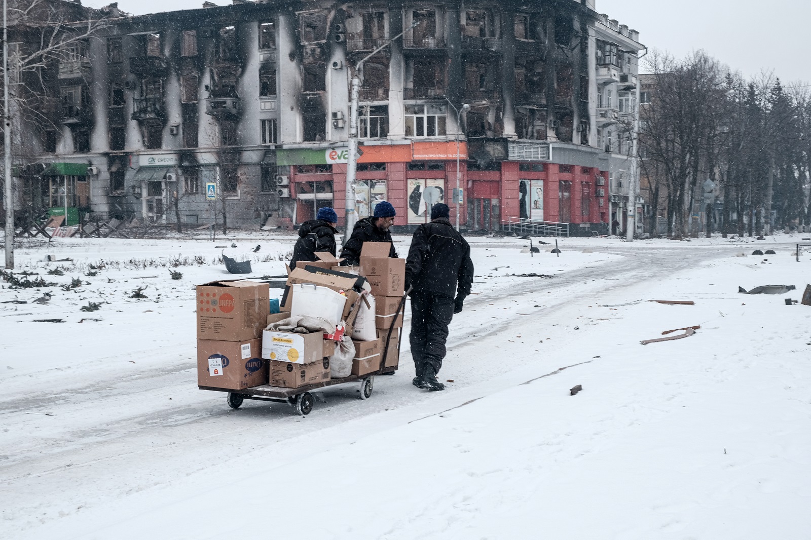 epa10475669 Volunteers bring humanitarian aid to the remaining civilians in Bakhmut, Ukraine, 18 February 2023. Russian troops entered Ukraine on 24 February 2022 starting a conflict that has provoked destruction and a humanitarian crisis.  EPA/MARIA SENOVILLA