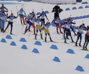 epa10477056 Athletes at the start of the Men's 15km Mass Start race at the IBU Biathlon World Championships in Oberhof, Germany, 19 February 2023.  EPA/RONALD WITTEK