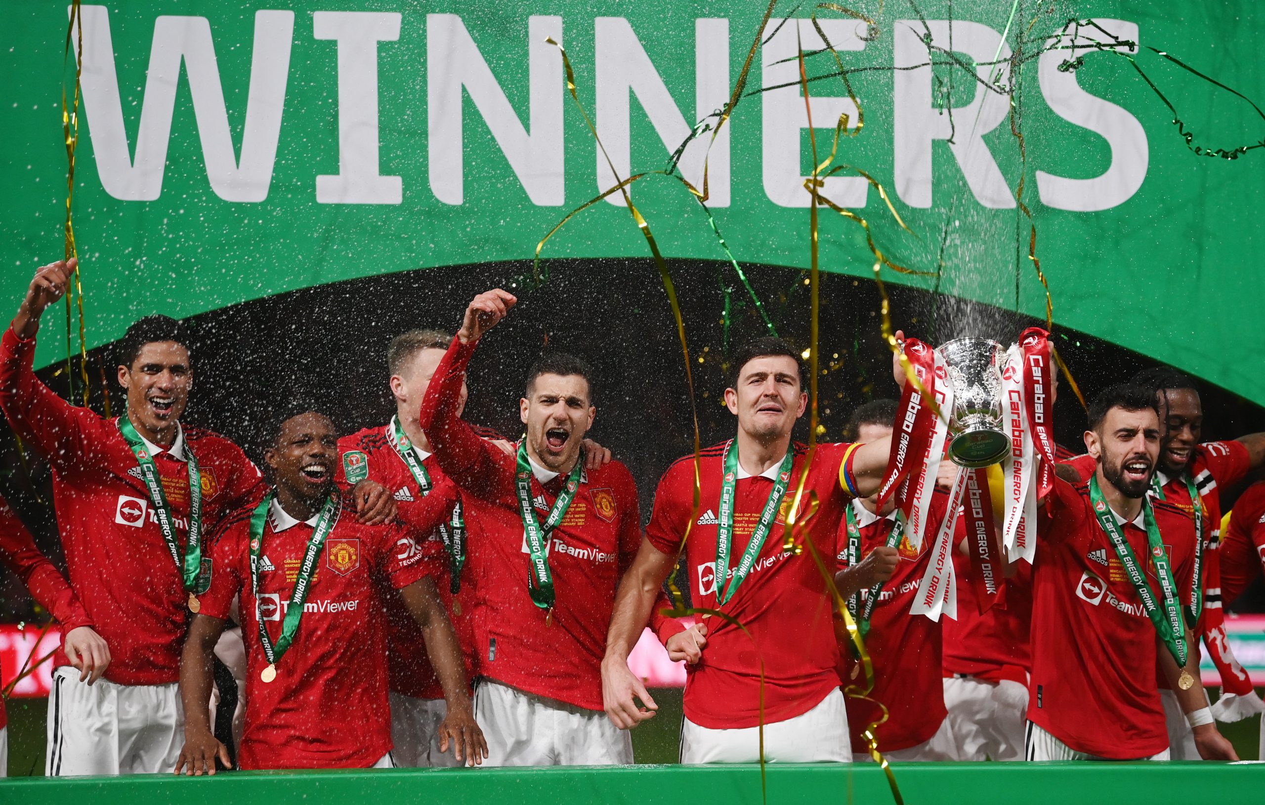 epaselect epa10492934 Manchester United celebrate after winning the Carabao Cup final soccer match between Manchester United and Newcastle United, in London, Britain, 26 February 2023.  EPA/NEIL HALL