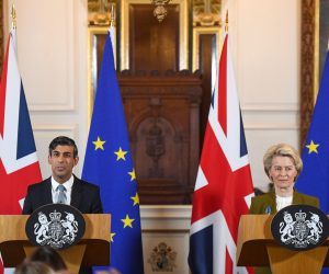 epa10494021 Britain's Prime Minister Rishi Sunak (L) and European Commission President Ursula von der Leyen (R) attend a joint news conference on a post-Brexit deal in Windsor, Britain, 27 February 2023. The UK and European Union reached a deal on Northern Ireland's trading arrangements, ending more than a year of often acrimonious wrangling over the post-Brexit settlement for the region, people familiar with the matter said.  EPA/CHRIS J. RATCLIFFE / POOL