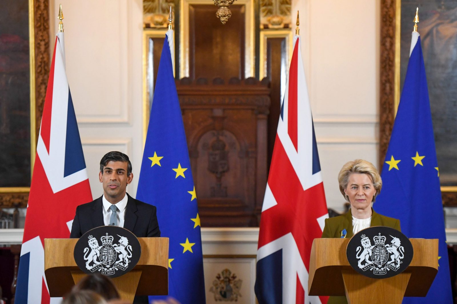 epa10494021 Britain's Prime Minister Rishi Sunak (L) and European Commission President Ursula von der Leyen (R) attend a joint news conference on a post-Brexit deal in Windsor, Britain, 27 February 2023. The UK and European Union reached a deal on Northern Ireland's trading arrangements, ending more than a year of often acrimonious wrangling over the post-Brexit settlement for the region, people familiar with the matter said.  EPA/CHRIS J. RATCLIFFE / POOL