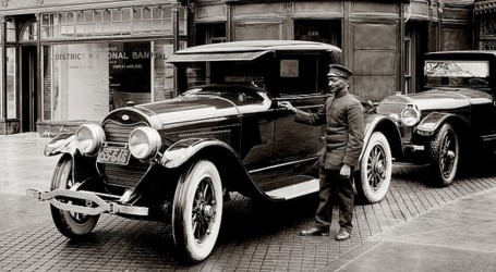 4. veljače 1922. Ford kupio proizvođača luksuznih automobila Lincoln