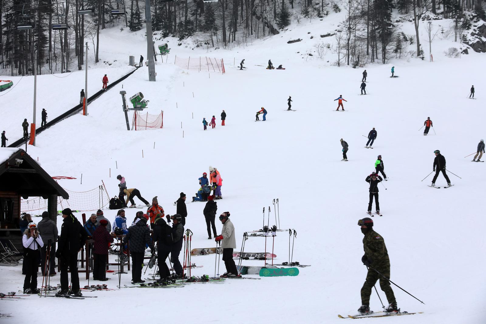 01.02.2023., Platak - Skijasi uzivaju u skijanju na stazi Radesevo.  Photo: Goran Kovacic/PIXSELL