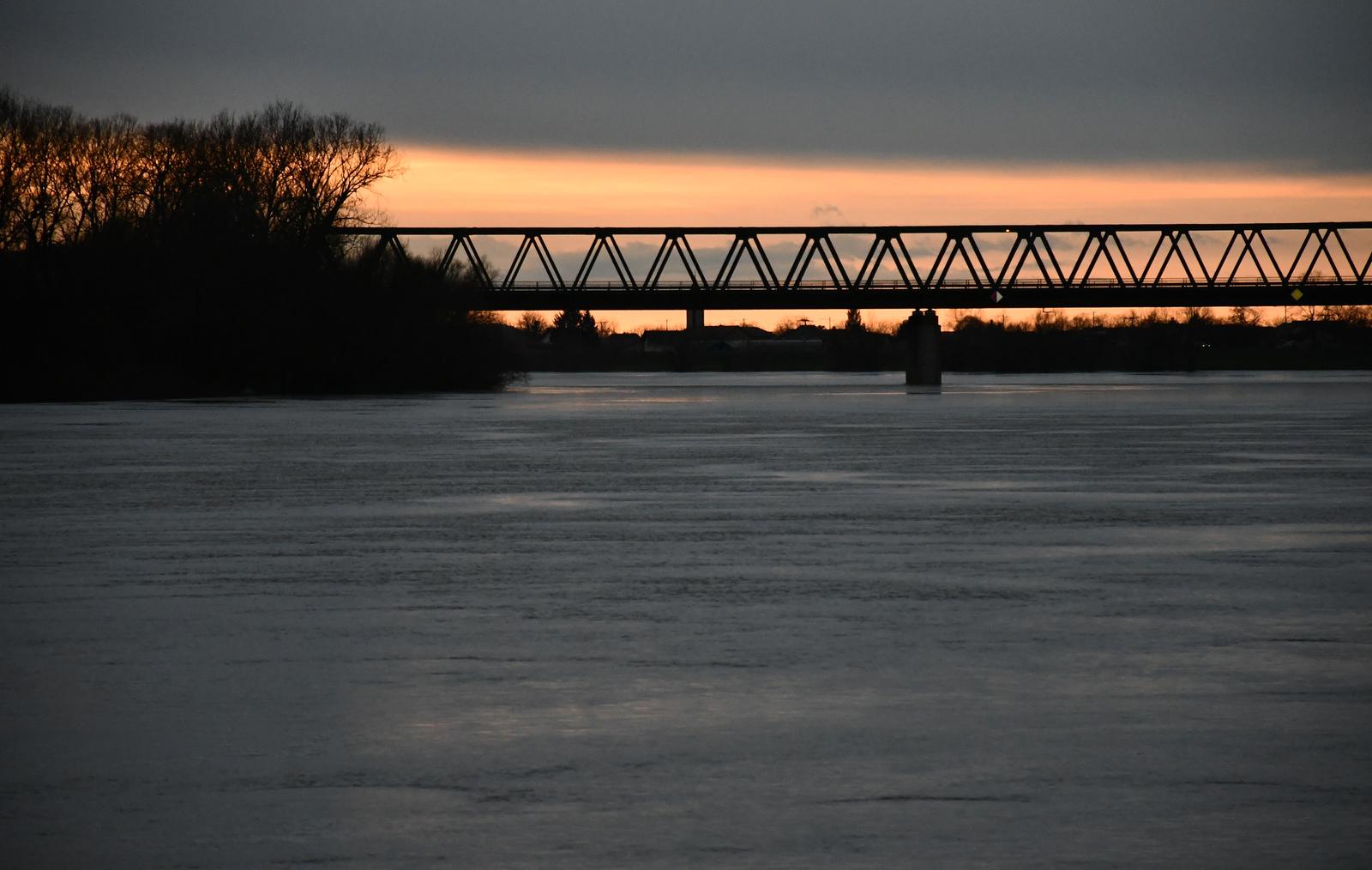 02.02.2023., Slavonski Brod - Skladni kolorit zalaska sunca s pogledom na Savu i most u predvecerje i smiraj jos jednog zimskog dana. Photo: Ivica Galovic/PIXSELL