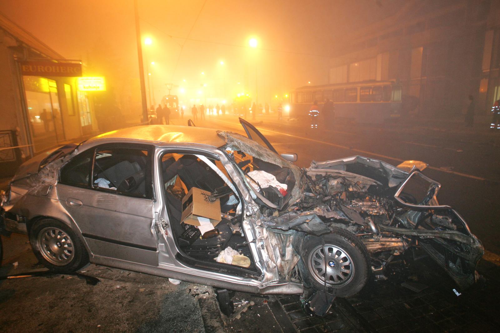 31.12.2006., Zagreb - U prometnoj nesreci na Aveniji Dubrava izmedju tramvaja i automobila dvije osobe su tesko ozlijedjene, a cetiri lakse. Photo: Robert Anic/PIXSELL