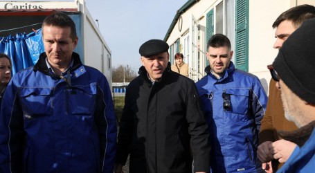Bačić posjetio kontejnersko naselje u Sisku, definirao prioritete