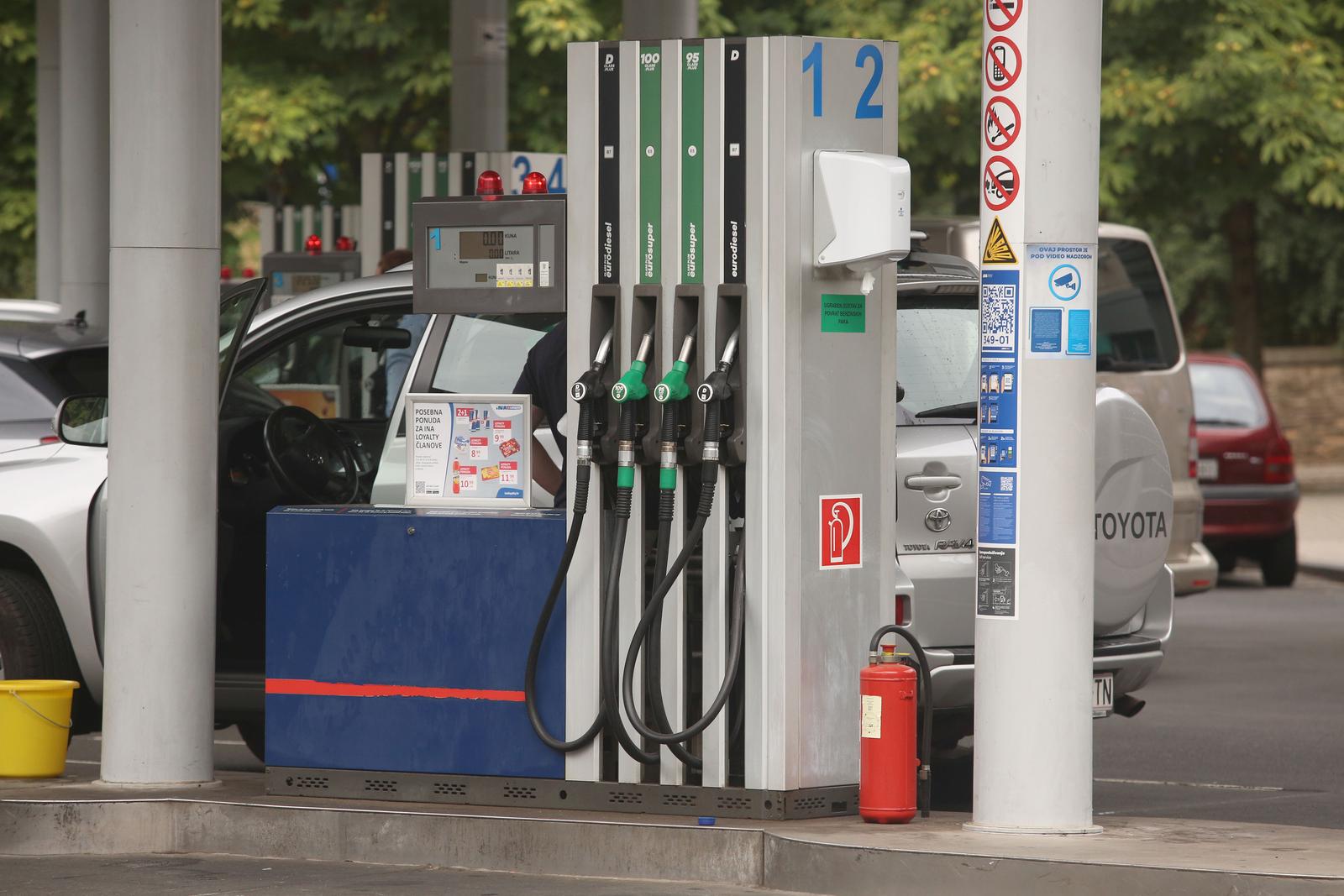 09.08.2022., Zagreb - Od ponoci nize cijene goriva na benzinskim postajama sirom Hrvatske.  Photo: Lovro Domitrovic/PIXSELL