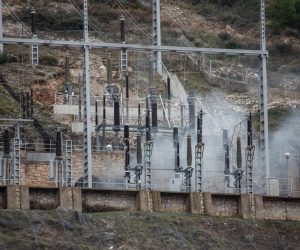 Dubrovnik: Nekoliko osoba prevezeneo u bolnicu zbog požara u HR Plat 10.01.2019., Hidroelktrana Plat, Plat, Zupa dubrovacka - Eksplozija i pozar u hidroelktrani Plat. Nacelnik policije Ivan Pavlicevic potvrdio je da je u odvodnom kanalu pronadjeno bezvotno tijelo jednog od trojice nestalih radnika hidroelektrane kojeg su ronioci izvukli na povrsinu. Za drugom dvojicom jos se traga.rPozar u hidrocentrali Plat je ugasen. Pretpostavlja se da je uzrok pozara tehnicke naravi, a o uzroku ce vjestacenje provesti centar Ivan Vucetic. Sva trojica djelatnika za kojima se traga su s podrucja Dubrovnika. rPhoto: Grgo Jelavic/PIXSELL