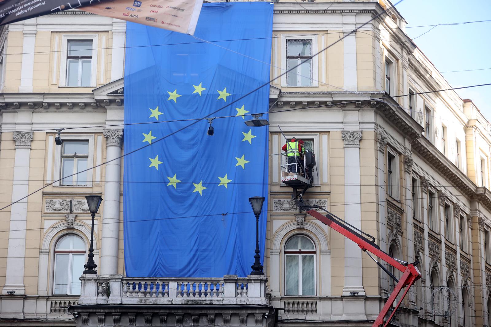 16.12.2022., Sarajevo, Bosna i Hercegovina - Povodom dobijanja kandidatskog statusa u Titovoj ulici u Sarajevu postavljana velika zastava EU. Photo: Armin Durgut/PIXSELL