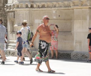 20.07.2019., Sibenik - Neprikladno odjeveni, razgoliceni turisti u gradu. rPhoto: Dusko Jaramaz/PIXSELL