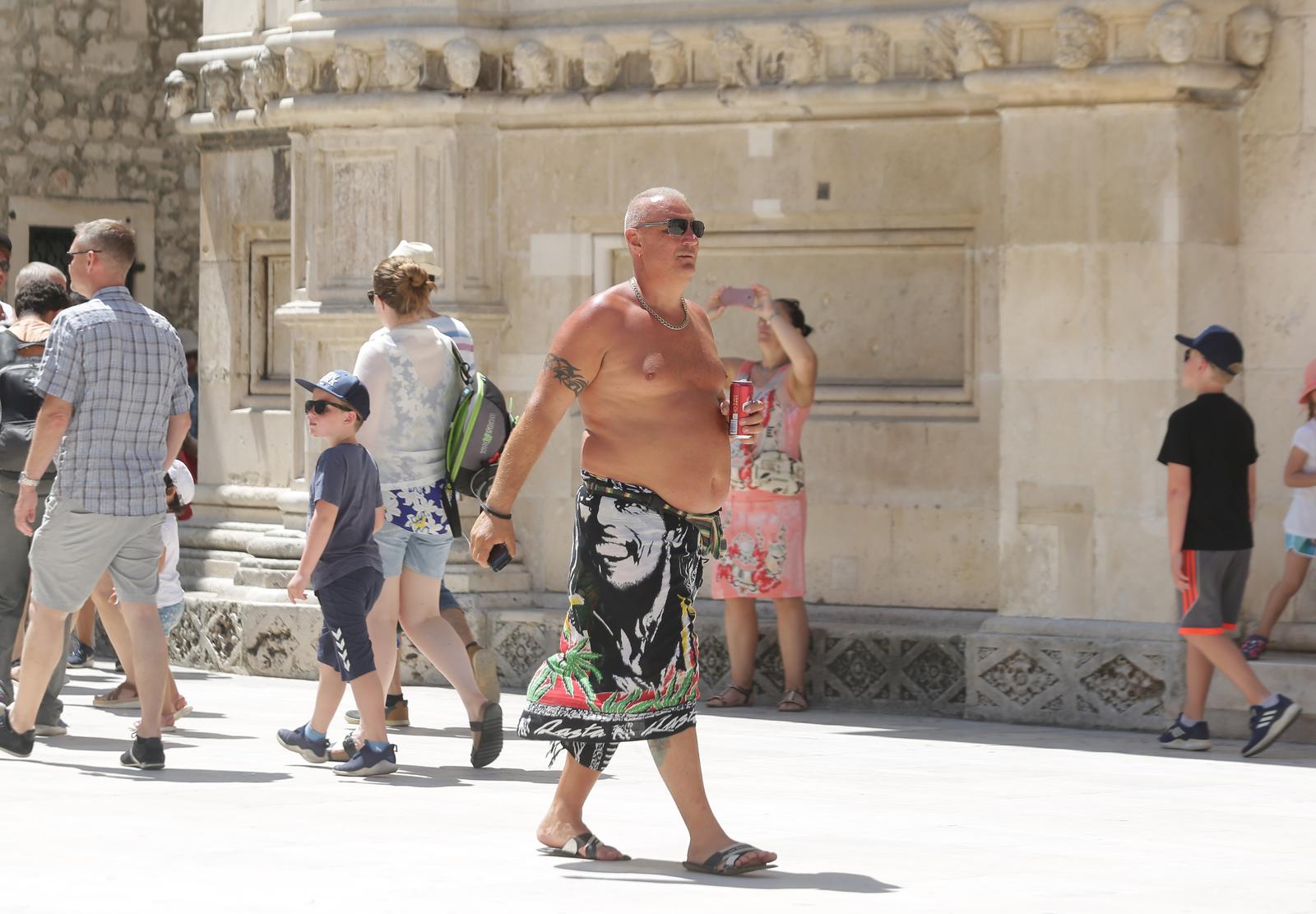 20.07.2019., Sibenik - Neprikladno odjeveni, razgoliceni turisti u gradu. rPhoto: Dusko Jaramaz/PIXSELL