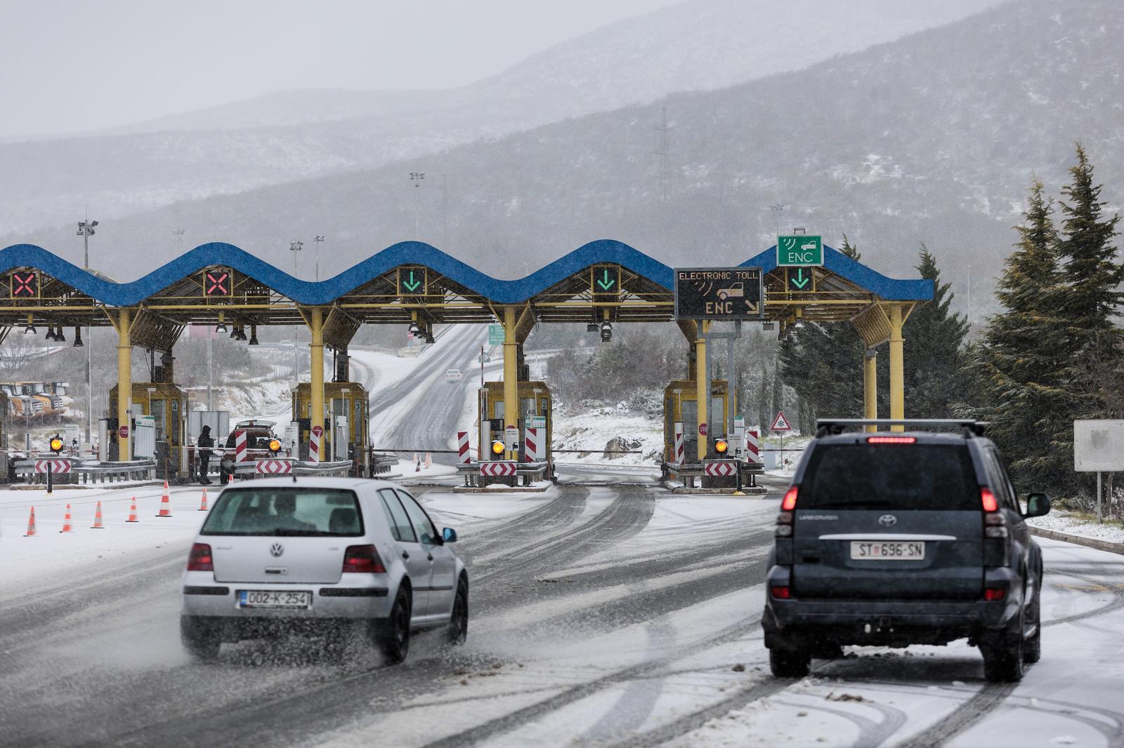 21.01.2023., Dugopolje - Ulaz na autocestu A1 kod Dugopolja pod snijegom. Photo: Miroslav Lelas/PIXSELL
