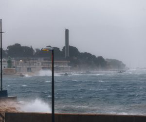 22.11.2022., Split - Olujno jugo prebacuje valove preko ulaza u ACI marinu. Photo: Miroslav Lelas/PIXSELL
