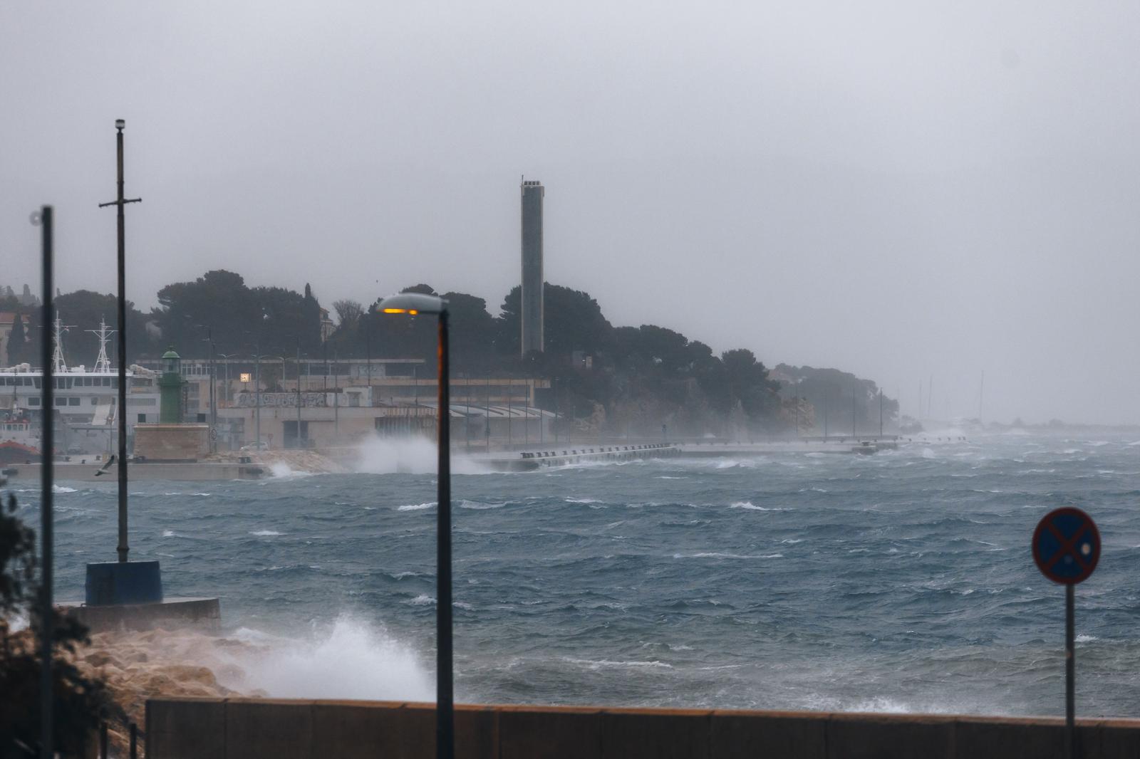 22.11.2022., Split - Olujno jugo prebacuje valove preko ulaza u ACI marinu. Photo: Miroslav Lelas/PIXSELL