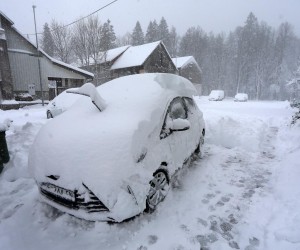 26.02.2023., Delnice - Snjezno nevrijeme u Gorskom kotaru. Parkirani automobil prekriven snijegom. Photo: Goran Kovacic/PIXSELL