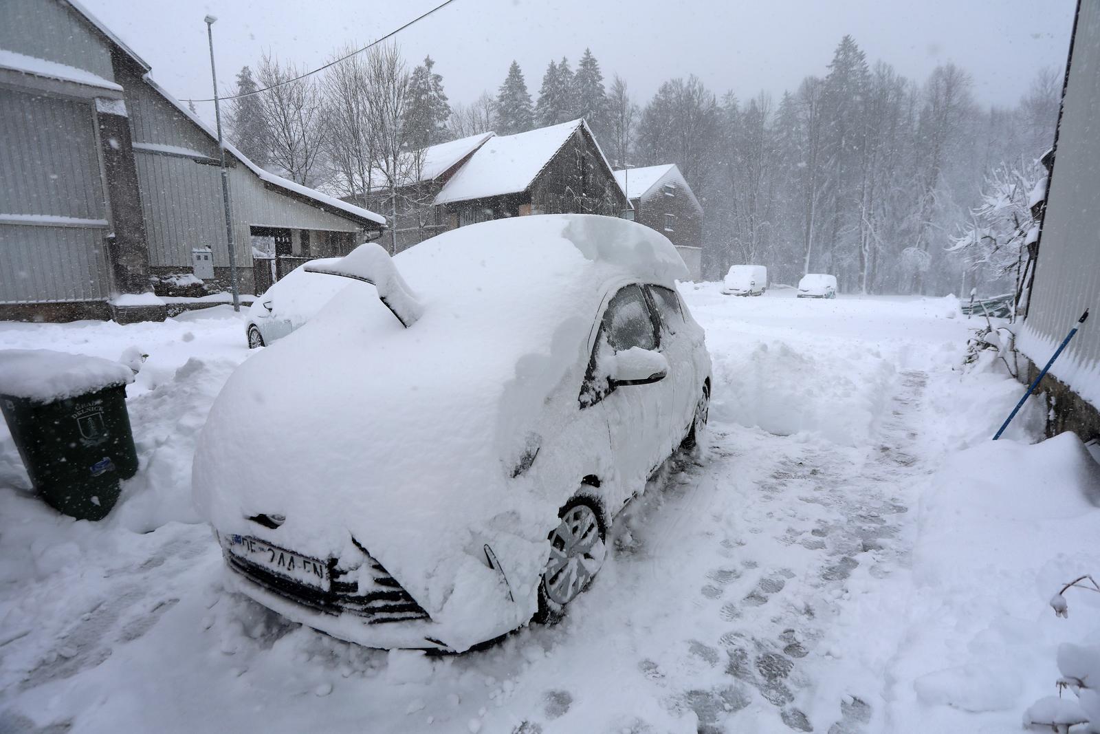 26.02.2023., Delnice - Snjezno nevrijeme u Gorskom kotaru. Parkirani automobil prekriven snijegom. Photo: Goran Kovacic/PIXSELL
