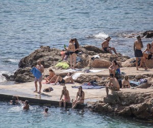 26.08.2022., Plaza Banje, Dubrovnik - Guzve i vrucine ne prestaju na dubrovackom podrucju. Jedino pravo osvjezenje je u moru.  Photo: Grgo Jelavic/PIXSELL