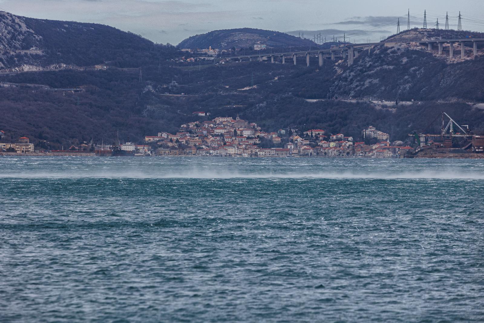 27.2.2023.., Rijeka - Iako bura slabi u Bakarskom zaljevu i dalje su jaki udari vjetra. 


 Photo: Nel Pavletic/PIXSELL