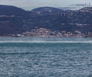 27.2.2023.., Rijeka - Iako bura slabi u Bakarskom zaljevu i dalje su jaki udari vjetra. 


 Photo: Nel Pavletic/PIXSELL