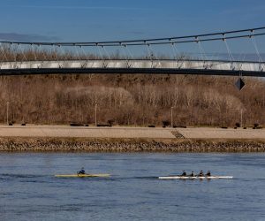 28.12.2022., Osijek - Iako hladno i vjetrovito vrijeme na rijeci Dravi veslaci VK Iktus odradili trening. Photo: Davor Javorovic/PIXSELL