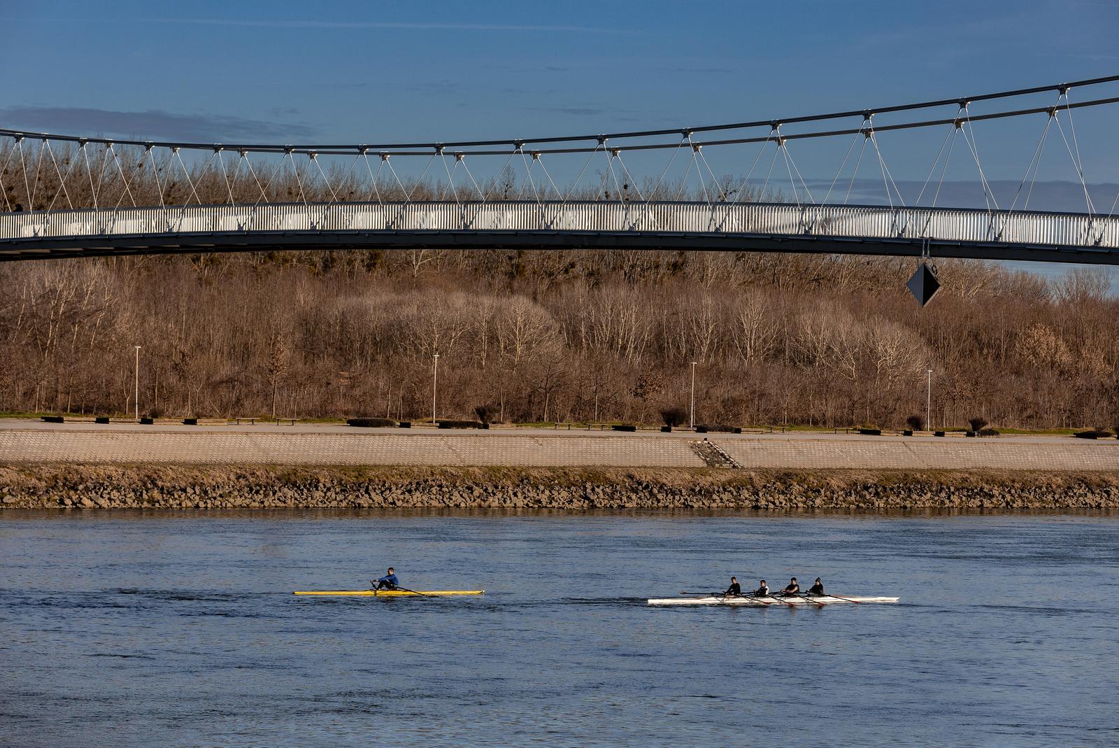 28.12.2022., Osijek - Iako hladno i vjetrovito vrijeme na rijeci Dravi veslaci VK Iktus odradili trening. Photo: Davor Javorovic/PIXSELL