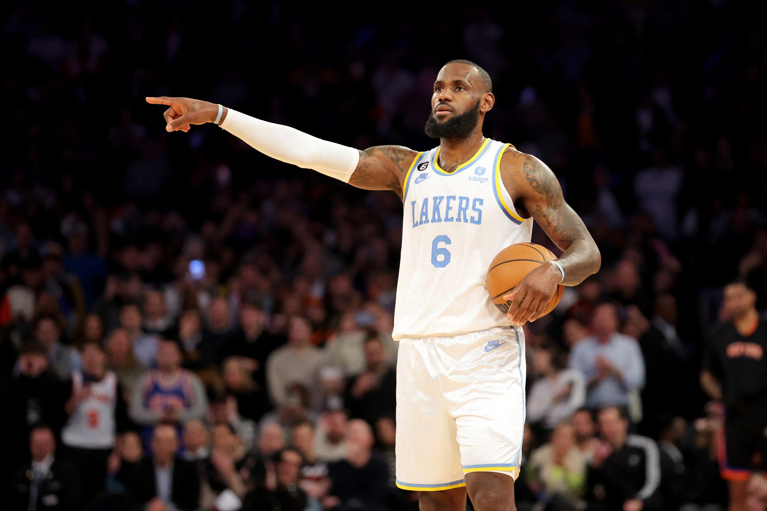 Jan 31, 2023; New York, New York, USA; Los Angeles Lakers forward LeBron James (6) controls the ball against the New York Knicks during the fourth quarter at Madison Square Garden. Mandatory Credit: Brad Penner-USA TODAY Sports Photo: Brad Penner/REUTERS