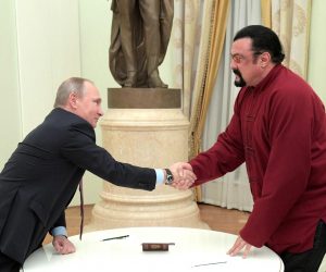 FILE PHOTO: Russia's President Vladimir Putin (L) shakes hands with U.S. actor Steven Seagal during a meeting at the Kremlin in Moscow, Russia, November 25, 2016. Sputnik/Kremlin/Alexei Druzhinin via REUTERS. ATTENTION EDITORS - THIS IMAGE WAS PROVIDED BY A THIRD PARTY. EDITORIAL USE ONLY./File Photo Photo: Sputnik Photo Agency/REUTERS