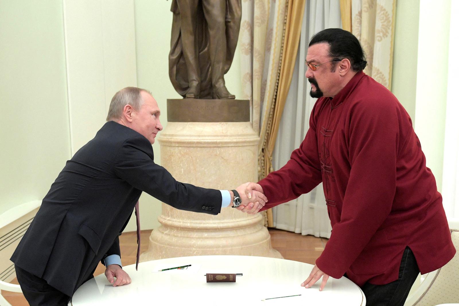 FILE PHOTO: Russia's President Vladimir Putin (L) shakes hands with U.S. actor Steven Seagal during a meeting at the Kremlin in Moscow, Russia, November 25, 2016. Sputnik/Kremlin/Alexei Druzhinin via REUTERS. ATTENTION EDITORS - THIS IMAGE WAS PROVIDED BY A THIRD PARTY. EDITORIAL USE ONLY./File Photo Photo: Sputnik Photo Agency/REUTERS