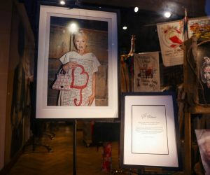 A eulogy and photograph is displayed in the window of the flagship Vivienne Westwood store in Mayfair, following the announcement of the British fashion designer's death yesterday, in London, Britain, December 30, 2022. REUTERS/Henry Nicholls Photo: Henry Nicholls/REUTERS