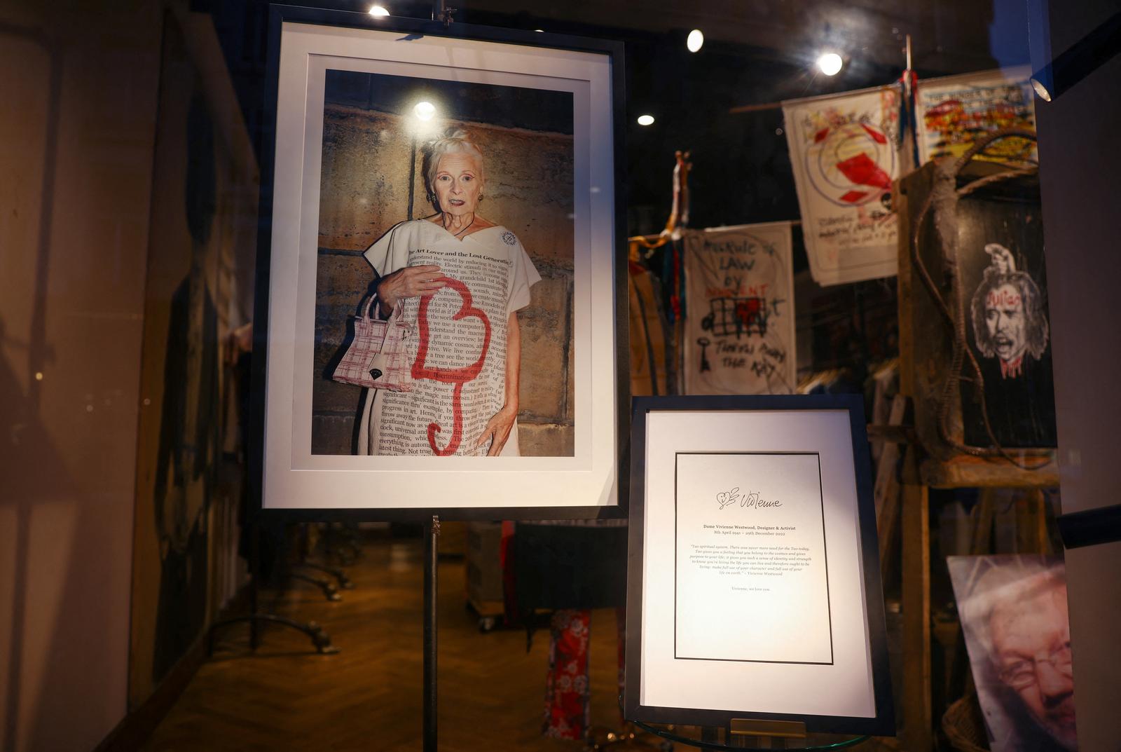 A eulogy and photograph is displayed in the window of the flagship Vivienne Westwood store in Mayfair, following the announcement of the British fashion designer's death yesterday, in London, Britain, December 30, 2022. REUTERS/Henry Nicholls Photo: Henry Nicholls/REUTERS