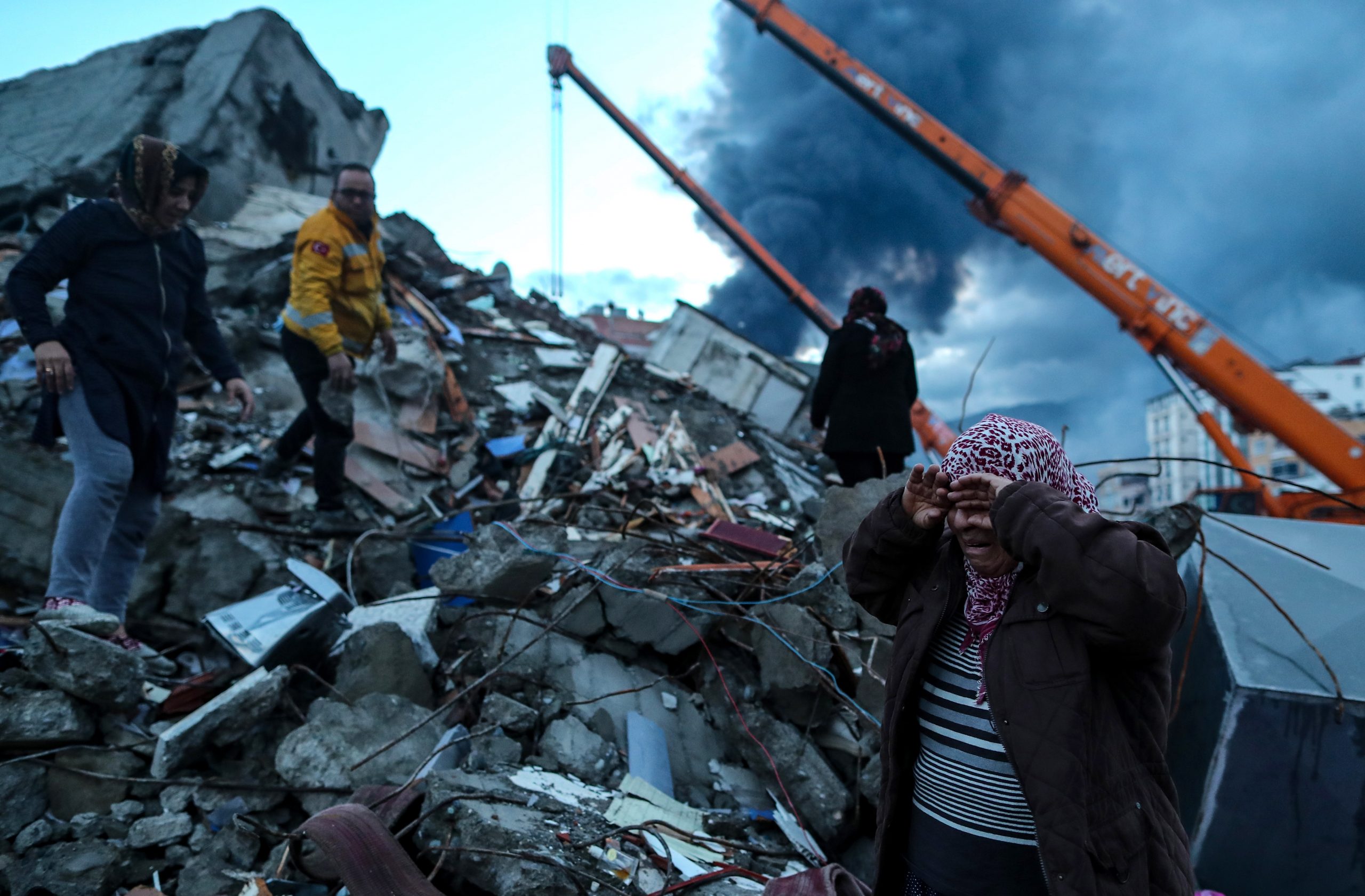 epa10452065 A woman reacts as emergency personnel carry out a search and rescue operation at the site of a collapsed building following an earthquake in Iskenderun, district of Hatay, Turkey, 07 February 2023. More than 4,000 people were killed and thousands more injured after a major 7.8 magnitude earthquake struck southern Turkey and northern Syria on 06 February. Authorities fear the death toll will keep climbing as rescuers look for survivors across the region.  EPA/ERDEM SAHIN