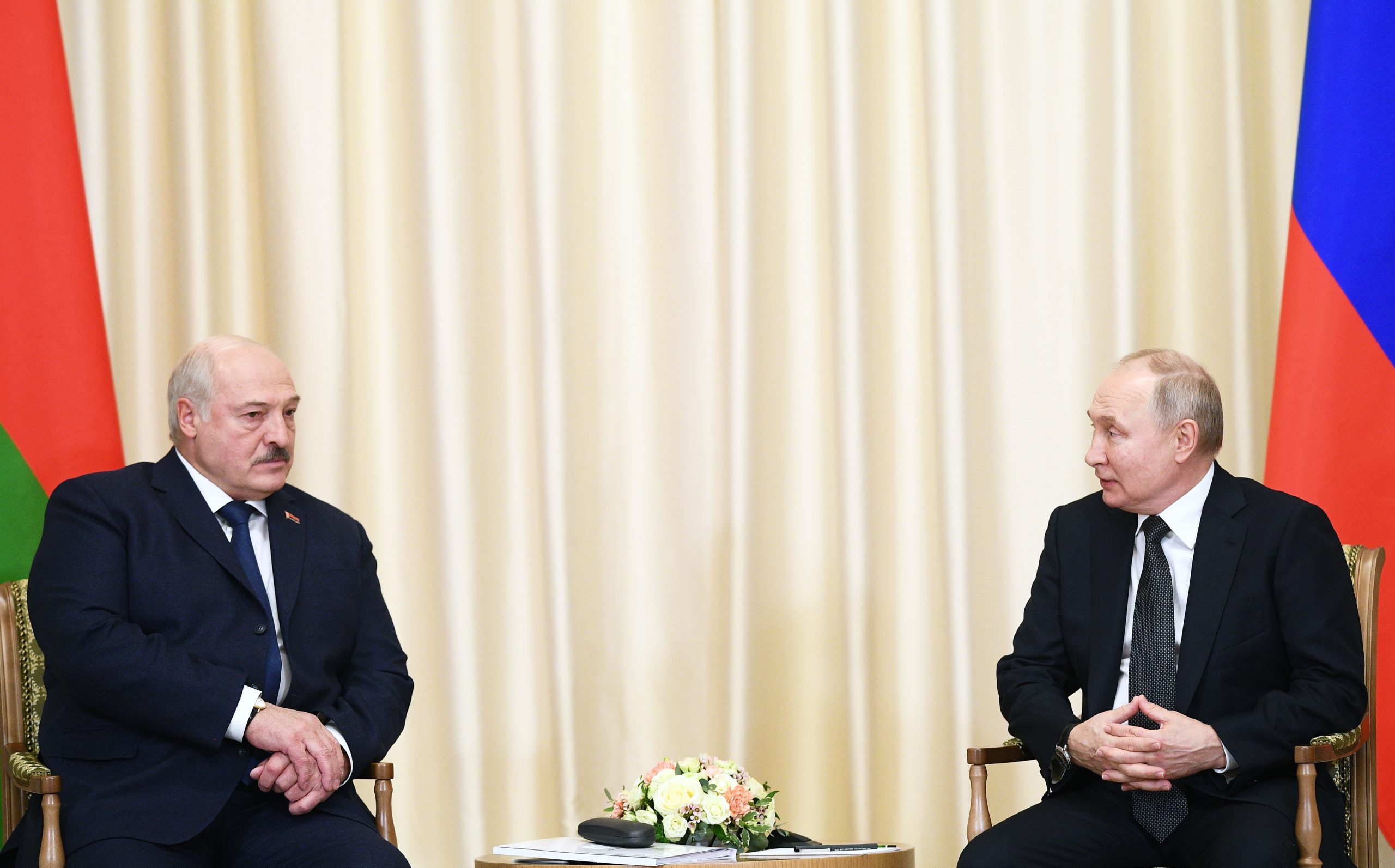 epa10472710 Russian President Vladimir Putin (R) and Belarusian President Alexander Lukashenko during a meeting at the Novo-Ogaryovo state residence, outside Moscow, Russia, 17 February 2023. Belarus fulfills 100 percent of agreements with Russia in the field of defense and security, said President of Belarus Alexander Lukashenko at a meeting with Russian President Vladimir Putin.  EPA/VLADIMIR ASTAPKOVICH/SPUTNIK/KREMLIN POOL / POOL MANDATORY CREDIT