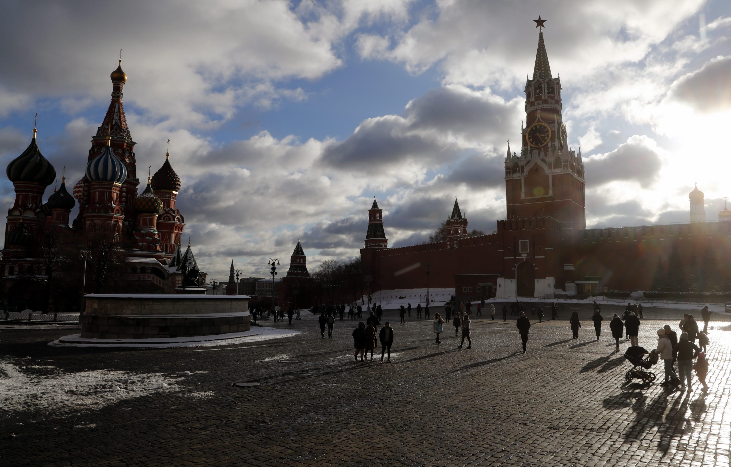 epa10466790 People walk at the Red Square after a snowfall in Moscow, Russia, 14 February 2023. Temperature in Moscow reached zero degrees Celsius.  EPA/MAXIM SHIPENKOV